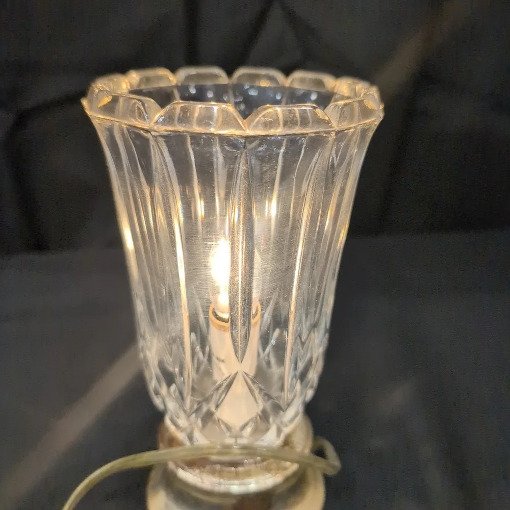 Vintage Electric Hurricane Accent Lamp Clear Cut Glass Silver Base - Picture 4 of 8